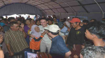 Zola Serahkan Bantuan Untuk Korban Banjir Batanghari