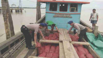 Polair Polda Jambi Amankan Puluhan Ton Bawang Ilegal