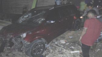 Toyota Rush Kades Muara Kuamang Hantam Toko Warga