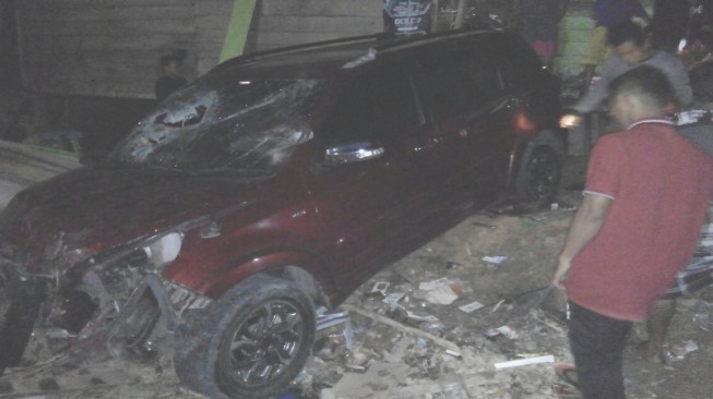 Toyota Rush Kades Muara Kuamang Hantam Toko Warga
