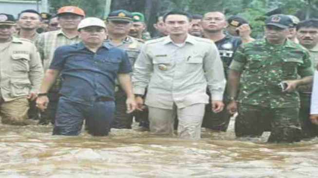 Syahirsah Dampingi Gubernur Sambangi Korban Banjir Tembesi