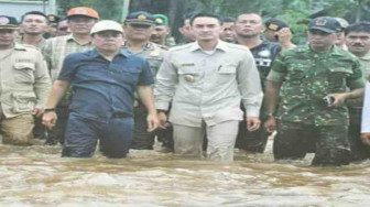 Syahirsah Dampingi Gubernur Sambangi Korban Banjir Tembesi