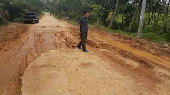 Jalan Merbau Rusak Parah