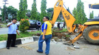 Al Haris Bongkar Median Jalan Depan Mesjid