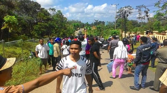 Demo Massa Karmen Berujung Bentrok