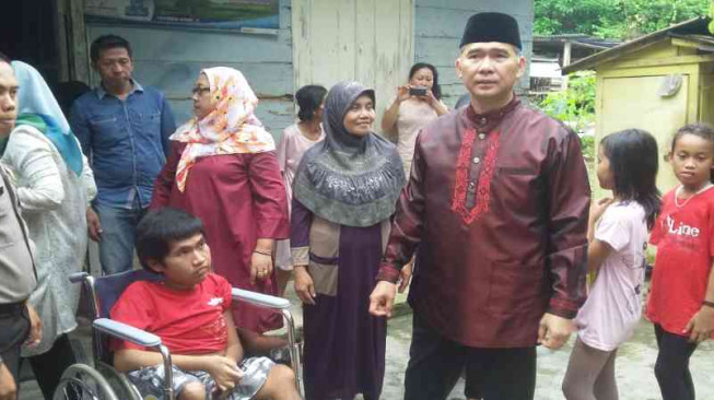 Fasha Bagi-Bagi Kursi Roda Lagi