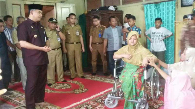 Fasha Bantu Kursi Roda Lagi, Kini Giliran Warga Sekoja