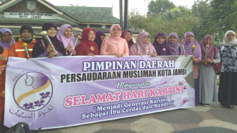 Organisasi Persaudaraan Muslimah Berbagi dengan Wanita Penyapu Jalan