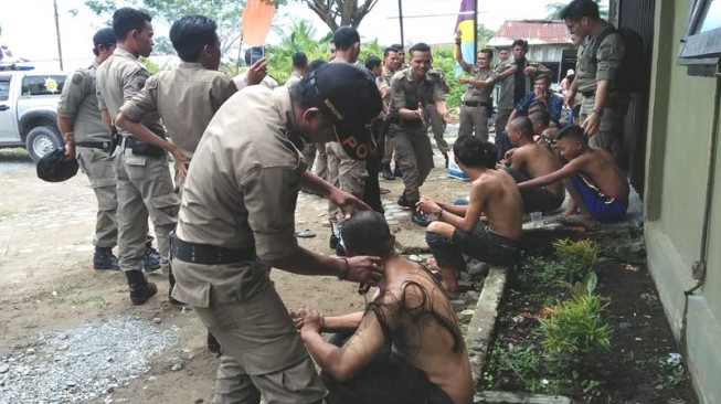 Anak Punk Ditangkap Saat Asik Mabuk Lem dan Berzinah