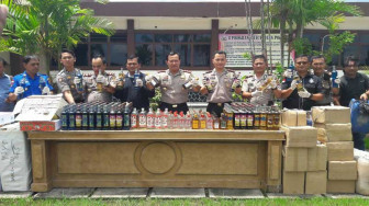 Hanya 8 Hari, Polres Tanjabbar Sita Ratusan Botol Miras dan Ratusan Ribu Petasan