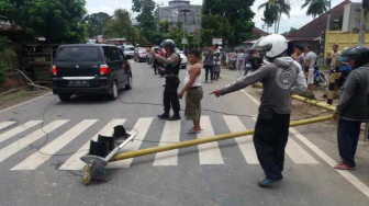 Suami Isteri Ditimpa Traffic Light