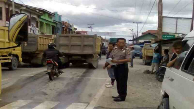 Belasan Truk Bawa Material Dihadang Warga Siulak