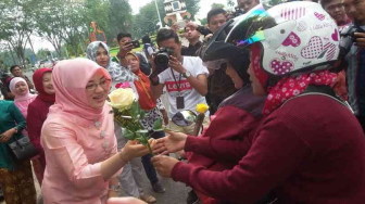 Yuliana Fasha Bagi-Bagi Ratusan Bunga