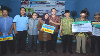 Zola Serahkan Bantuan PKH, JKN-KIS, dan Jamkesmasda di Kerinci