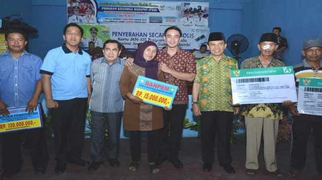 Zola Serahkan Bantuan PKH, JKN-KIS, dan Jamkesmasda di Kerinci