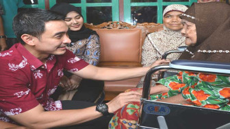Sambangi Warga Difabel, Zola Berikan Bantuan Kursi Roda