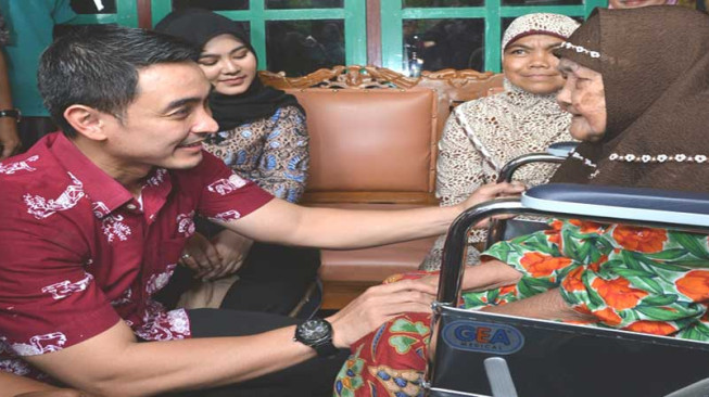 Sambangi Warga Difabel, Zola Berikan Bantuan Kursi Roda