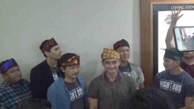 Zola dan Warga Jambi Nobar "Night Bus"