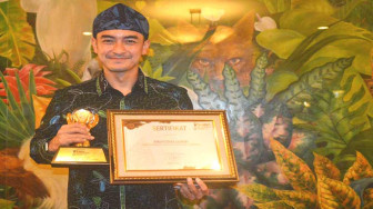Zola Terima Penghargaan SINDO Government Award 2017