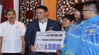 Gubernur Serahkan Bonus Atlet PON