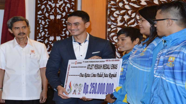 Gubernur Serahkan Bonus Atlet PON