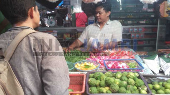 Kuburan Ramai Dikunjung, Pedagang Kembang Banyak Untung