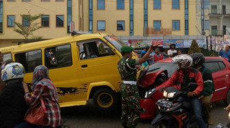 Angkot Tabrak Mobil Anggota TNI
