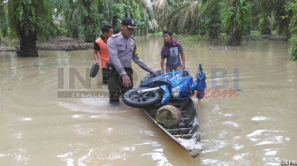 Belum Ada Bantuan, Korban Banjir Makan Apa Adanya