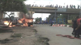 Kios Gorengan Terbakar, Jalan Lintas Sumatera Macet