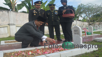 Ziarah dan Tabur Bunga Untuk Mengenang Jasa Pahlawan