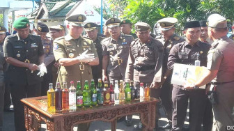 Pemkot Musnahkan Ribuan Botol Miras dan Alat Kontrasepsi