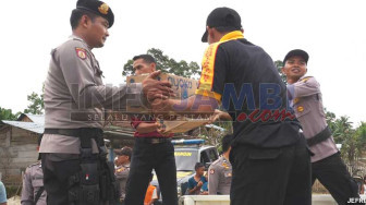 Terobos Banjir, Polisi dan Offroader Bantu Para Korban