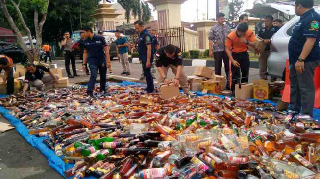 10 Kg Shabu dan Ribuan Botol Miras Dimusnahkan