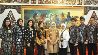 Sherrin Harap Bujang Gadis Promosikan Batik Jambi