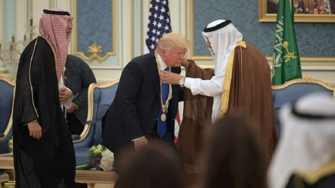 Kunjungi Arab, Eh Presiden Kontroversial Ini Malah Dapat Penghargaan dari Sang Raja