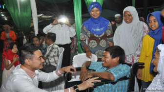 Zola Serahkan 600 Kursi Roda dan 300 Alat Bantu Dengar