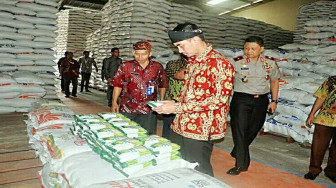 Zola Sidak Gudang Bulog, Stok Beras dan Gula Aman