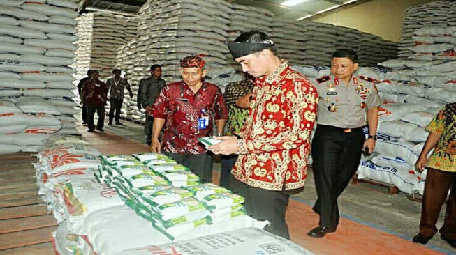 Zola Sidak Gudang Bulog, Stok Beras dan Gula Aman