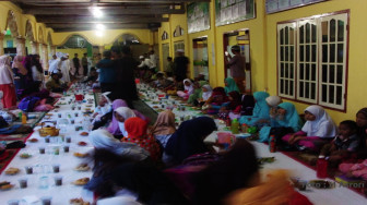 Pengurus Masjid Al Munawarah Santuni Puluhan Anak Yatim Piatu