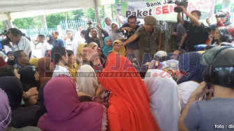 Info Lebaran : Warga Rela Berdesakan Demi Sembako Murah