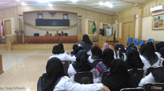 Ratusan Bidan PTT Protes