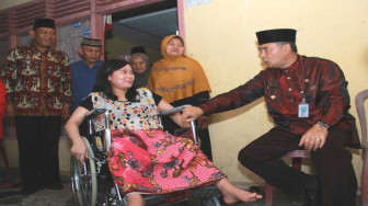 Fasha Bagi Kursi Roda Gratis Sambil Serap Aspirasi Warga