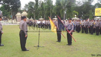 Dua Kapolsek Diberi Bendera Kuning dan Bergambar Tengkorak
