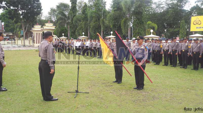 Dua Kapolsek Diberi Bendera Kuning dan Bergambar Tengkorak