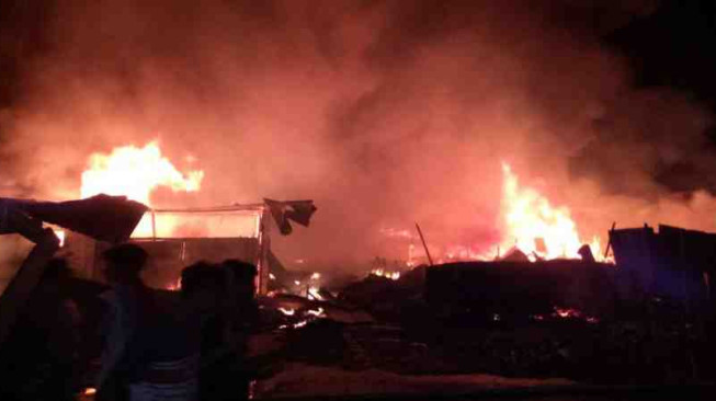 Ratusan Kios Pasar Baru Terbakar