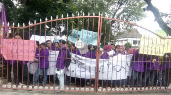 Mahasiswa Demo PT WKS