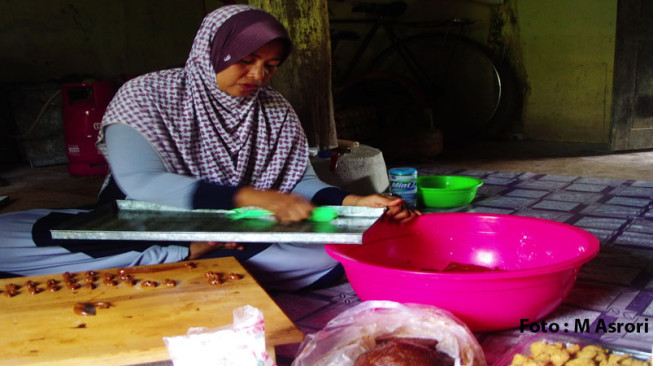 Mahmudah : Pembuatan Kue Tanah Kebanjiran Order