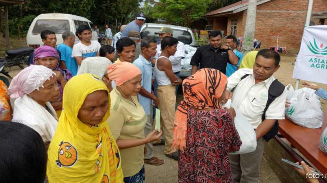 Warga Antusias Beli Paket Sembako Murah Asian Agri