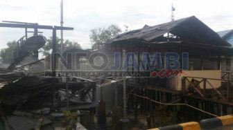 Pos Polisi dan AL Terbakar