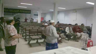 Warga "Segel" Tempat Ibadah Berkedok Toko Buku